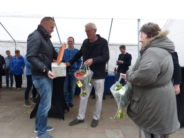 Huurders ontvangen bloemen van UWOON bij 100e gerenoveerde woning in de zeebuurt renovat 108Harderwijk